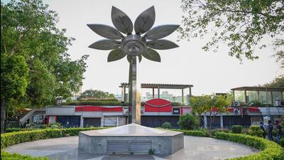 A solar tree in Connaught Place in New Delhi. (Sanchit Khanna/HT Photo) A solar tree in Connaught Place in New Delhi. (Sanchit Khanna/HT Photo)