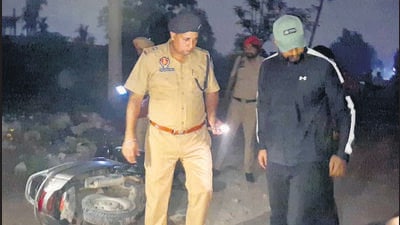 ADCP Amandeep Singh Brar and other police personnel investigating at the spot after the arrest of Amit Kumar following an exchange of fire in Ludhiana on Friday. (HT Photo)
