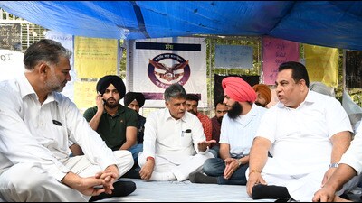 Chandigarh MP Manish Tewari meeting protesting students outside the V-C office at Panjab University in Chandigarh on Friday. (Ravi Kumar/HT) Chandigarh MP Manish Tewari meeting protesting students outside the V-C office at Panjab University in Chandigarh on Friday. (Ravi Kumar/HT)