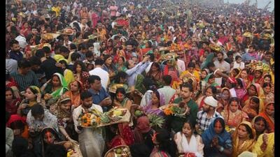 Devotees in large numbers offered water to the rising sun at Gomti riverbank in Lucknow on November 8. (HT photo) Devotees in large numbers offered water to the rising sun at Gomti riverbank in Lucknow on November 8. (HT photo)