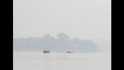Due to the falling temperature and relatively high humidity, shallow fog is likely in the city during the early morning hours, which can further affect the air quality. (Ravi Kumar/HT) Due to the falling temperature and relatively high humidity, shallow fog is likely in the city during the early morning hours, which can further affect the air quality. (Ravi Kumar/HT)