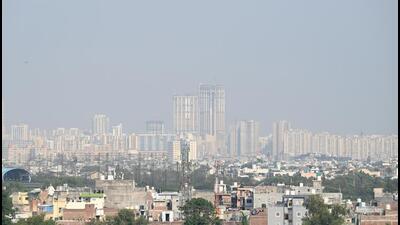 In 2023, the post-Diwali air quality index (AQI) remained mostly in the “very poor” to “severe” zones, frequently reaching levels as high as 360. However, this year’s AQI has stayed within the “poor” category. (Sunil Ghosh/HT Photo)