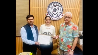 Left to Right: Prof Pranjal Chandra, Divya, PhD Scholar, and IIT-BHU Director Prof Amit Patra with the Gandhian Young Technological Innovation (GYTI) Award. (HT)