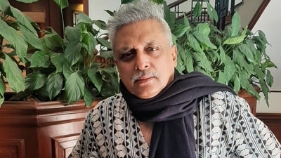 Piyush Mishra recently spoke about industry veterans who criticise their colleagues. Piyush Mishra recently spoke about industry veterans who criticise their colleagues.