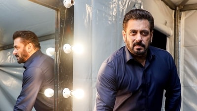 Salman Khan will soon leave for Dubai for a live show. Salman Khan will soon leave for Dubai for a live show.