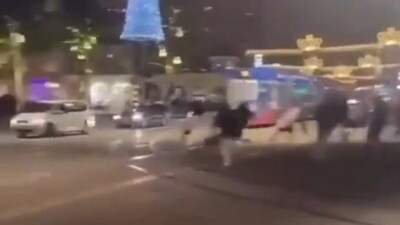 Several videos surfaced online showing mobs targeting Israeli citizens in Amsterdam on Thursday. (X) Several videos surfaced online showing mobs targeting Israeli citizens in Amsterdam on Thursday. (X)