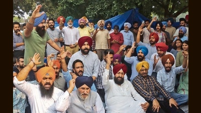 Senior Opposition leaders holding a protest against Centre and Punjab government outside the vice-chancellor’s office on the PU campus in Chandigarh on Thursday. (Keshav Singh/HT) Senior Opposition leaders holding a protest against Centre and Punjab government outside the vice-chancellor’s office on the PU campus in Chandigarh on Thursday. (Keshav Singh/HT)