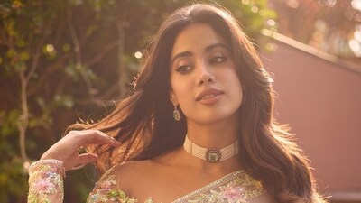 Janhvi Kapoor's soft pink makeup cannot overlooked. Her voluminous hair and elegant pearl choker served as the perfect finishing touch to a traditional look that feels airy. Janhvi Kapoor's soft pink makeup cannot overlooked. Her voluminous hair and elegant pearl choker served as the perfect finishing touch to a traditional look that feels airy.