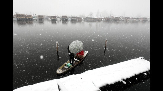 A view of the Dal Lake during snowfall in Srinagar in February this year. (Waseem Andrabi /Hindustan Times)
