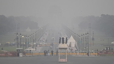 New Delhi, India - Nov. 8, 2024: A view of evening haze as the pollution levels gets increased at kartavya path India Gate  in New Delhi, India, on Friday, November 8, 2024.  (Photo by RAJ K RAJ / Hindustan Times) (RAJ K RAJ /HT PHOTO)