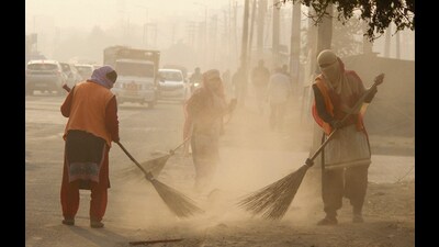 Gurugram: Sanitation workers amid smog, Saturday, Nov 9, 2024. (PTI Photo)(PTI11_09_2024_000215A) (PTI) Gurugram: Sanitation workers amid smog, Saturday, Nov 9, 2024. (PTI Photo)(PTI11_09_2024_000215A) (PTI)