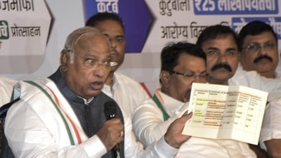 Nagpur: Congress President Mallikarjun Kharge addresses a press conference ahead of the Maharashtra Assembly elections, in Nagpur, Maharashtra, Saturday, Nov 9, 2024. (PTI Photo)(PTI11_09_2024_000235A) (PTI) Nagpur: Congress President Mallikarjun Kharge addresses a press conference ahead of the Maharashtra Assembly elections, in Nagpur, Maharashtra, Saturday, Nov 9, 2024. (PTI Photo)(PTI11_09_2024_000235A) (PTI)