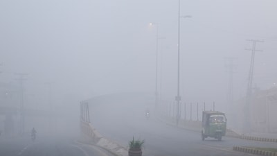 A view of vehicles amid smog along a highway in Multan, Pakistan November 8, 2024. (REUTERS)