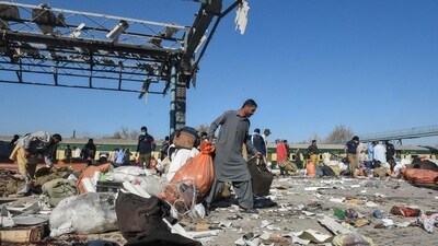 A man carries passengers' belongings from the blast site after an explosion at a railway station in Quetta, in Pakistan's Balochistan province on November 9, 2024. (AFP) A man carries passengers' belongings from the blast site after an explosion at a railway station in Quetta, in Pakistan's Balochistan province on November 9, 2024. (AFP)