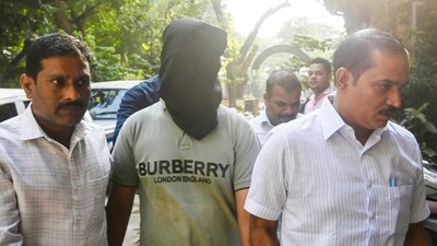 Mumbai: Crime Branch personnel take accused, arrested in the Baba Siddiqui murder case, to produce before the court. (PTI) Mumbai: Crime Branch personnel take accused, arrested in the Baba Siddiqui murder case, to produce before the court. (PTI)