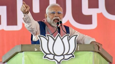 Prime Minister Narendra Modi addresses an election rally for the upcoming Maharashtra assembly elections in Akola district on Saturday, (PTI) Prime Minister Narendra Modi addresses an election rally for the upcoming Maharashtra assembly elections in Akola district on Saturday, (PTI)