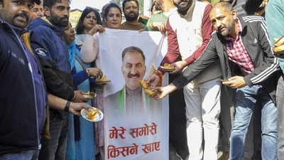 Members of the Bharatiya Janata Yuva Morcha (BJYM) during a march against the Himachal Pradesh government over the 'samosa' controversy, (PTI)