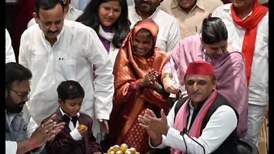 SP chief Akhilesh Yadav celebrating the birthday of Khazanchi (the boy born in a bank in Kanpur during demonetisation. (HT photo) SP chief Akhilesh Yadav celebrating the birthday of Khazanchi (the boy born in a bank in Kanpur during demonetisation. (HT photo)