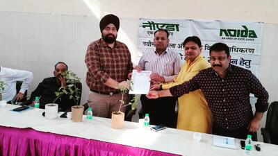 The “Noida Aapke Dwar” campaign by the Noida authority involves officials visiting sectors to address residents’ issues under which RWA representatives presented their charter of demands to the visiting officials on Friday. (HT Photo) The “Noida Aapke Dwar” campaign by the Noida authority involves officials visiting sectors to address residents’ issues under which RWA representatives presented their charter of demands to the visiting officials on Friday. (HT Photo)