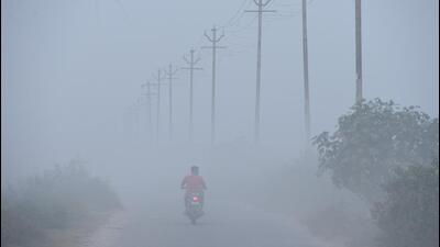 The Capital also recorded fog conditions, as visibility at the Safdarjung weather station dropped to 800 metres for a fourth day in a row. (Sakib Ali /Hindustan Times) The Capital also recorded fog conditions, as visibility at the Safdarjung weather station dropped to 800 metres for a fourth day in a row. (Sakib Ali /Hindustan Times)