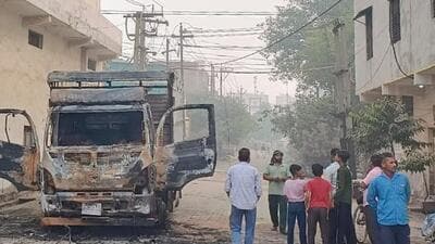 The incident occurred around 3am on Friday and b the time the driver woke up and started making efforts to move out, the fire had engulfed the truck. (Sakib Ali/HT Photo)