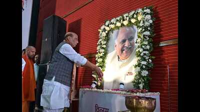 Union minister Rajnath Singh and chief minister Yogi Adityanath pay tribute to Ashutosh Tandon in Lucknow on Saturday. (Mushtaq Ali/HT photo) Union minister Rajnath Singh and chief minister Yogi Adityanath pay tribute to Ashutosh Tandon in Lucknow on Saturday. (Mushtaq Ali/HT photo)