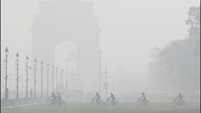 A layer of smog is seen covering the India Gate. Despite fog and smog, temperature is yet to significantly dip. (Sanchit Khanna/HT Photo) A layer of smog is seen covering the India Gate. Despite fog and smog, temperature is yet to significantly dip. (Sanchit Khanna/HT Photo)