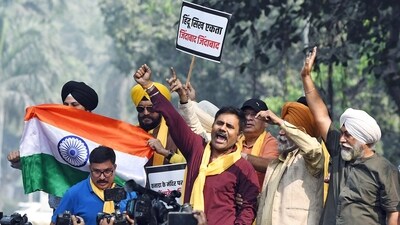 Members of the Hindu Sikh Global Forum stage a protest against the attack on a Hindu Temple in Canada, near the Canadian Embassy in New Delhi. (HT PHOTO) Members of the Hindu Sikh Global Forum stage a protest against the attack on a Hindu Temple in Canada, near the Canadian Embassy in New Delhi. (HT PHOTO)