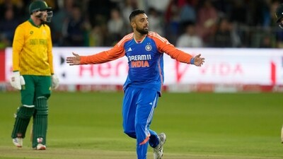 India's Varun Chakravarthy, center, celebrates the dismissal of South Africa's Heinrich Klaasen,. AP/PTI(AP11_10_2024_000336A) (AP)