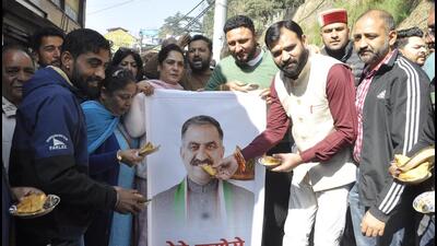 BJP Yuva Morcha members carried a “samosa march” in Shimla on Saturday. (Deepak Sansta/ht) BJP Yuva Morcha members carried a “samosa march” in Shimla on Saturday. (Deepak Sansta/ht)