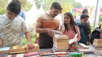Readers flocking to Gomti Book Festival (Deepak Gupta/HT) Readers flocking to Gomti Book Festival (Deepak Gupta/HT)