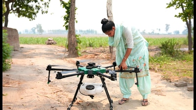 Drone Didi Simranjit Kaur at Marewal village in Ludhiana on Sunday. (Hindustan Times) Drone Didi Simranjit Kaur at Marewal village in Ludhiana on Sunday. (Hindustan Times)