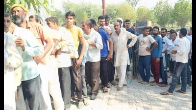 Farmers in a queue to receive di-ammonium phosphate in Charkhi Dadri a few days ago. (HT photo) Farmers in a queue to receive di-ammonium phosphate in Charkhi Dadri a few days ago. (HT photo)