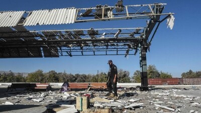 A security personnel inspects the blast site at a railway station, a day after an explosion allegedly by Pakistani separatists in Quetta, in Pakistan's Balochistan province, on November 10, 2024. (Photo by Banaras KHAN / AFP) (AFP) A security personnel inspects the blast site at a railway station, a day after an explosion allegedly by Pakistani separatists in Quetta, in Pakistan's Balochistan province, on November 10, 2024. (Photo by Banaras KHAN / AFP) (AFP)