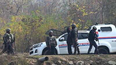 Soldiers move towards the encounter site at Nishat area of Srinagar. (Waseem Andrabi /HT)