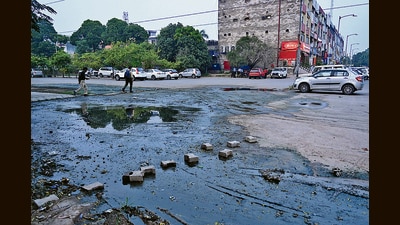 The market houses several businesses, banks and eateries, leaving hundreds of traders and visitors grappling with foul smell and swarming mosquitoes. (Sanjeev Sharma/HT) The market houses several businesses, banks and eateries, leaving hundreds of traders and visitors grappling with foul smell and swarming mosquitoes. (Sanjeev Sharma/HT)
