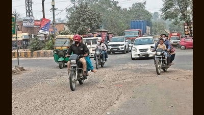 The neglected stretch also leads to the office of Punjab housing and urban development minister Hardeep Mundian. (HT Photo) The neglected stretch also leads to the office of Punjab housing and urban development minister Hardeep Mundian. (HT Photo)