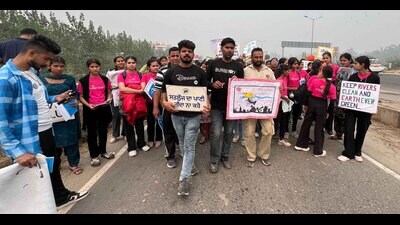 Water Warriors Punjab at the river clean-up march to raise awareness about pollution in Sutlej river in Ludhiana on Sunday. (HT Photo)