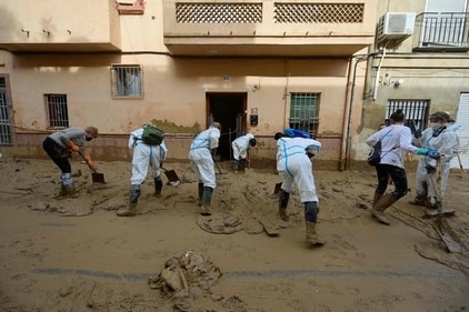 People remove the mud in Massassana, region of Valencia. (AFP) People remove the mud in Massassana, region of Valencia. (AFP)
