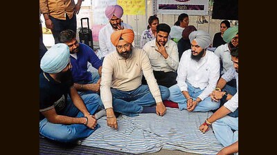 Former Punjab minister Parminder Singh Dhindsa interacting with protesters outside V-C office on the PU campus in Chandigarh on Monday. (Keshav Singh/HT)