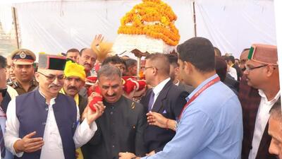 Himachal CM Sukhvinder Singh Sukhu carrying the palanquin of Lord Parshuram during the Shri Renuka Ji Fair. (HT Photo)