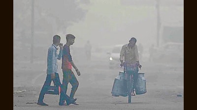Locals amid smoggy weather in Ludhiana. (Gurpreet Singh/Hindustan Times)