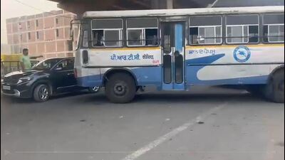 PRTC drivers blocked the Zirakpur highway with their buses as a result of the altercation over right of way. (HT Photo) PRTC drivers blocked the Zirakpur highway with their buses as a result of the altercation over right of way. (HT Photo)