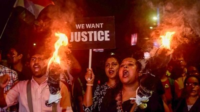 Junior doctors raise slogans during a torch rally towards the CBI office (PTI) Junior doctors raise slogans during a torch rally towards the CBI office (PTI)
