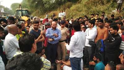 Residents of Faidan village arguing with sub-divisional magistrate (SDM) Nitish Singla (in blue shirt). (HT Photo) Residents of Faidan village arguing with sub-divisional magistrate (SDM) Nitish Singla (in blue shirt). (HT Photo)