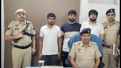 The arrested trio at Rajendra Park Police Station . (HT Photo)