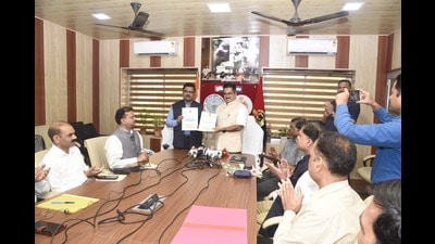 UP police telecom department signed MoU with IIIT-Allahabad for advanced communication system during Mahakumbh. (HT Photo)