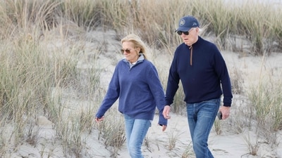 US President Joe Biden and First Lady Jill Biden walk on the beach at Gordons Pond in Rehoboth Beach, Delaware, on November 10, 2024. (Photo by Ting Shen / AFP) (AFP) US President Joe Biden and First Lady Jill Biden walk on the beach at Gordons Pond in Rehoboth Beach, Delaware, on November 10, 2024. (Photo by Ting Shen / AFP) (AFP)