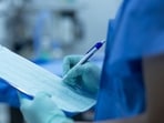 A woman died after six surgeries in one day; her family sued the clinic for negligence.
A woman died after six surgeries in one day; her family sued the clinic for negligence.