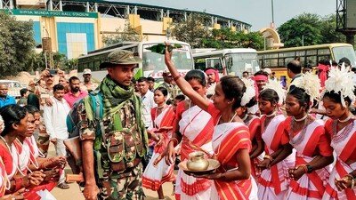 Ranchi, Nov 12 (ANI): A tribal woman performs the 'Puja' of security personnel as he departs for election duty on the eve of the first phase of the Jharkhand Assembly elections, in Ranchi on Tuesday. (ANI Photo) (Somnath Sen)